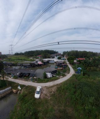 Balıkçı köyü nehir kıyısının panoramik manzarası. 