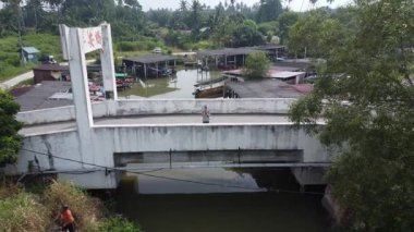 Sitiawan, Perak, Malezya. 25 Temmuz 2025: Kg Pasir Panjang laut limanının hemen üstündeki sessiz balıkçı limanı çevresindeki panoramik hava sahnesi, Kg Koh. 