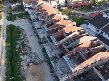 Hala yapım aşamasında olan bir dizi evin yukarıdan aşağıya havadan görünüşü. 