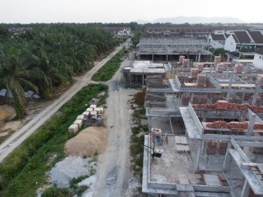 Hala yapım aşamasında olan bir dizi evin yukarıdan aşağıya havadan görünüşü. 