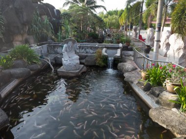 Sitiawan, Perak, Malezya. 30 Temmuz 2025: Kg Pasir Panjang, Kg koh 'taki tarihi Tua Pek Kong tapınağı civarında bulunan birkaç Çin ünlü tanrı heykelinin bahçedeki park sahnesini insan yaptı.. 