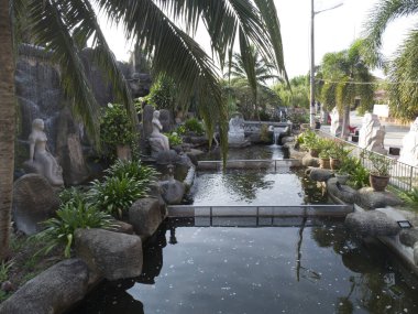 Sitiawan, Perak, Malezya. 30 Temmuz 2025: Kg Pasir Panjang, Kg koh 'taki tarihi Tua Pek Kong tapınağı civarında bulunan birkaç Çin ünlü tanrı heykelinin bahçedeki park sahnesini insan yaptı.. 