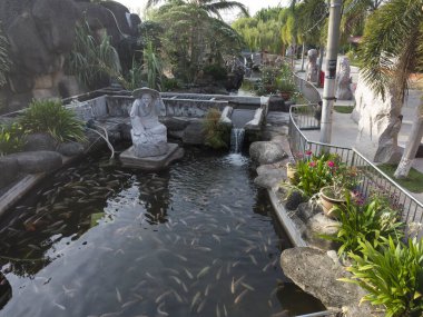 Sitiawan, Perak, Malezya. 30 Temmuz 2025: Kg Pasir Panjang, Kg koh 'taki tarihi Tua Pek Kong tapınağı civarında bulunan birkaç Çin ünlü tanrı heykelinin bahçedeki park sahnesini insan yaptı.. 