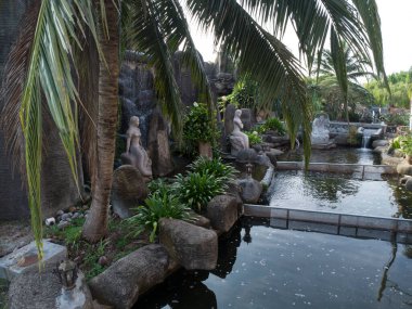 Sitiawan, Perak, Malezya. 30 Temmuz 2025: Kg Pasir Panjang, Kg koh 'taki tarihi Tua Pek Kong tapınağı civarında bulunan birkaç Çin ünlü tanrı heykelinin bahçedeki park sahnesini insan yaptı.. 