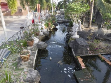 Sitiawan, Perak, Malezya. 30 Temmuz 2025: Kg Pasir Panjang, Kg koh 'taki tarihi Tua Pek Kong tapınağı civarında bulunan birkaç Çin ünlü tanrı heykelinin bahçedeki park sahnesini insan yaptı.. 