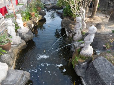 Sitiawan, Perak, Malezya. 30 Temmuz 2025: Kg Pasir Panjang, Kg koh 'taki tarihi Tua Pek Kong tapınağı civarında bulunan birkaç Çin ünlü tanrı heykelinin bahçedeki park sahnesini insan yaptı.. 