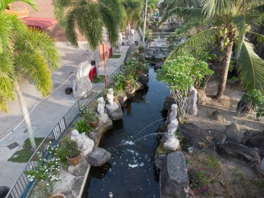 Sitiawan, Perak, Malezya. 30 Temmuz 2025: Kg Pasir Panjang, Kg koh 'taki tarihi Tua Pek Kong tapınağı civarında bulunan birkaç Çin ünlü tanrı heykelinin bahçedeki park sahnesini insan yaptı.. 