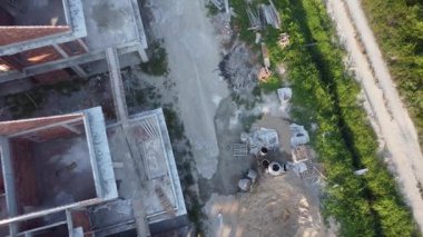 İkamet alanının dışında inşaat halindeki bir dizi evin havadan görüntüsü. 396093368 