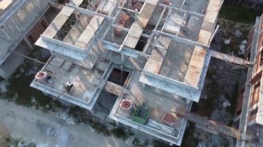 İkamet alanının dışında inşaat halindeki bir dizi evin havadan görüntüsü. 396093368 