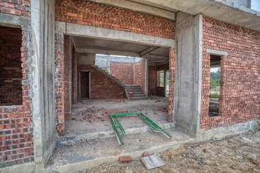 Hala inşaat halindeki sanayi inşaat alanının iç ve dış görüntüsü. 