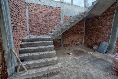 Hala inşaat halindeki sanayi inşaat alanının iç ve dış görüntüsü. 