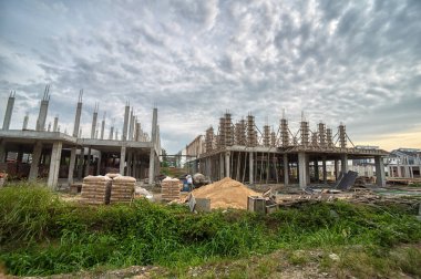 Perak, Malezya. 30 Temmuz 2025: Tmn Permai Konut Geliştirme 'de halen inşaat halindeki sanayi inşaat sahasının iç ve dış görüntüsü, Kg Koh. 