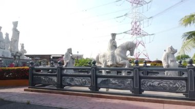 Sitiawan, Perak, Malezya. 25 Temmuz 2025: Kg Pasir Panjang, Kg koh yakınlarındaki Tua Pek Kong tapınağı civarında bulunan ünlü Çin tanrıları heykelinin hava sahnesi.