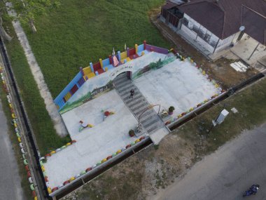 Perak, Malezya. 01.2025 Ağustos: İzole edilmiş küçük bir Çin köyü çocuk parkı ve New Village yerleşim alanı olan Kg Koh 'ta yeşil alan.