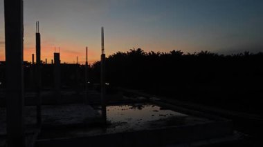 Mesafeli altın saat gökyüzü görüntüleri yerleşim alanının etrafında bir yerlerde.. 