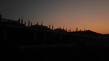 Mesafeli altın saat gökyüzü görüntüleri yerleşim alanının etrafında bir yerlerde.. 