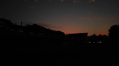 Mesafeli altın saat gökyüzü görüntüleri yerleşim alanının etrafında bir yerlerde.. 