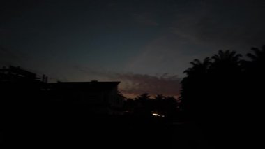 Mesafeli altın saat gökyüzü görüntüleri yerleşim alanının etrafında bir yerlerde.. 