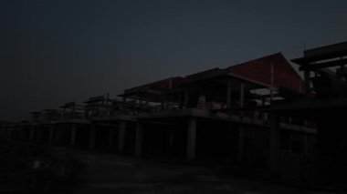 Mesafeli altın saat gökyüzü görüntüleri yerleşim alanının etrafında bir yerlerde.. 