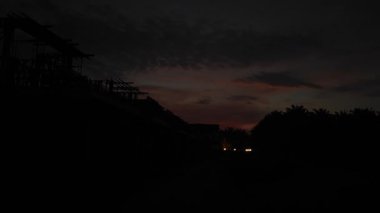 Mesafeli altın saat gökyüzü görüntüleri yerleşim alanının etrafında bir yerlerde.. 