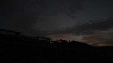 Mesafeli altın saat gökyüzü görüntüleri yerleşim alanının etrafında bir yerlerde.. 