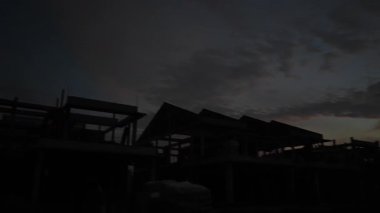 Mesafeli altın saat gökyüzü görüntüleri yerleşim alanının etrafında bir yerlerde.. 