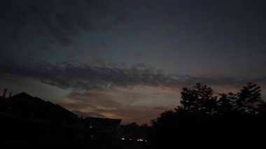 Mesafeli altın saat gökyüzü görüntüleri yerleşim alanının etrafında bir yerlerde.. 