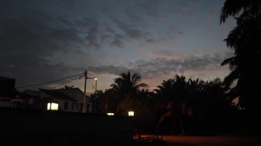 Mesafeli altın saat gökyüzü görüntüleri yerleşim alanının etrafında bir yerlerde.. 