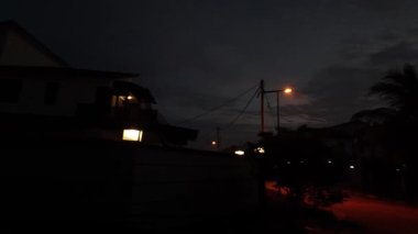 Mesafeli altın saat gökyüzü görüntüleri yerleşim alanının etrafında bir yerlerde.. 