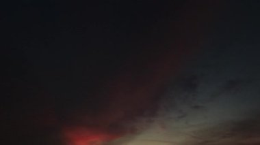 Mesafeli altın saat gökyüzü görüntüleri yerleşim alanının etrafında bir yerlerde.. 