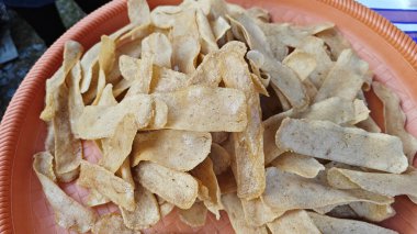 Bir tepsi dilimlenmiş ve kızarmış balık krakeri yakın çekim.