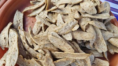 Bir tepsi dilimlenmiş ve kızarmış balık krakeri yakın çekim.