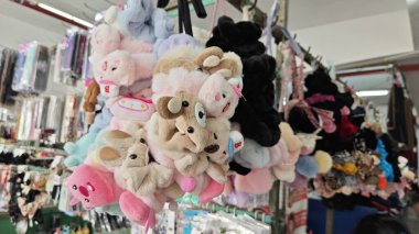 Perak, Malezya. 19 Temmuz 2025: Farklı saç bandının çeşitliliği veya İyi Bakış mağazasında saç tutuşu ve satışı.