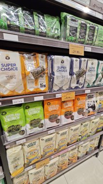 Kuala Lumpur, Malezya. Temmuz 01.2025: Puchong Jaya Marketi 'nde çeşitli Kore markalı deniz yosunu paketleri sergileniyor ve satılıyor.