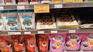 Kuala Lumpur, Malezya. Temmuz 01.2025: Puchong Jaya Marketi 'nde çeşitli Kore markalı deniz yosunu paketleri sergileniyor ve satılıyor.