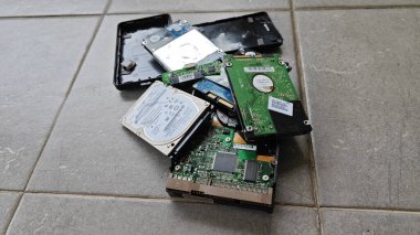 Perak, Malezya. 21 Temmuz 2025: Tmn Permai, Kg Koh 'a atılacak bazı sabit diskler kullanılamaz veya hasar görmüş.