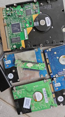 Perak, Malezya. 21 Temmuz 2025: Tmn Permai, Kg Koh 'a atılacak bazı sabit diskler kullanılamaz veya hasar görmüş.