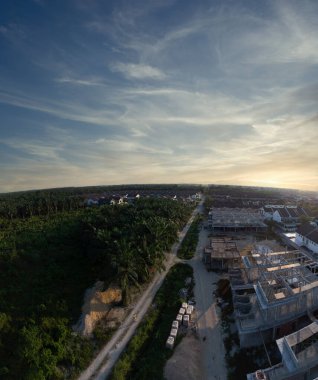 Çin 'in yeni köy yerleşim kasabasının etrafındaki şafak vakti hava panoramik manzarası.. 