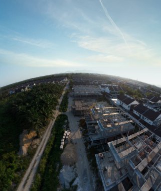 Çin 'in yeni köy yerleşim kasabasının etrafındaki şafak vakti hava panoramik manzarası.. 