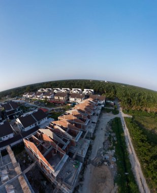 Çin 'in yeni köy yerleşim kasabasının etrafındaki şafak vakti hava panoramik manzarası.. 