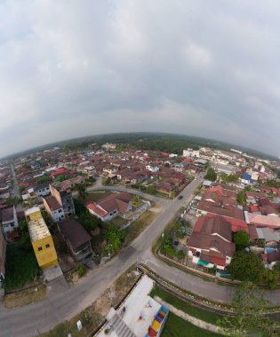 Çin 'in yeni köy yerleşim kasabasının etrafındaki şafak vakti hava panoramik manzarası.. 