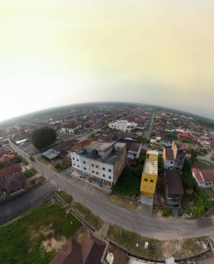 Çin 'in yeni köy yerleşim kasabasının etrafındaki şafak vakti hava panoramik manzarası.. 
