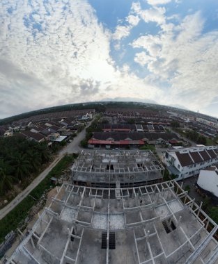 Çin 'in yeni köy yerleşim kasabasının etrafındaki şafak vakti hava panoramik manzarası.. 