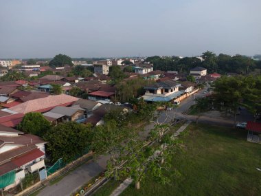 Çin 'in yeni köy yerleşim kasabasının etrafındaki şafak vakti hava panoramik manzarası.. 