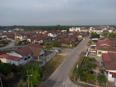 Çin 'in yeni köy yerleşim kasabasının etrafındaki şafak vakti hava panoramik manzarası.. 
