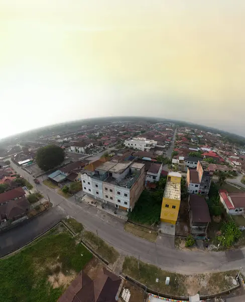 Çin 'in yeni köy yerleşim kasabasının etrafındaki şafak vakti hava panoramik manzarası.. 