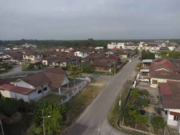 Çin 'in yeni köy yerleşim kasabasının etrafındaki şafak vakti hava panoramik manzarası.. 