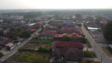 Çin 'in yeni köy yerleşim kasabasının etrafındaki şafak vakti hava panoramik manzarası..   