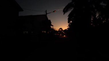 Gece vakti sokak lambasının ışıkları yerleşim yerini aydınlatıyor..