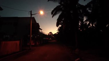 Gece vakti sokak lambasının ışıkları yerleşim yerini aydınlatıyor..